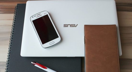 Are You in a Dilemma of Choosing Between a Laptop and a Smartphone?